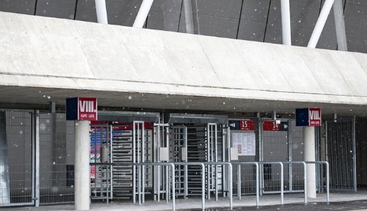 H�mp�lyg�tt az es�v�z a sz�ksorok k�z�tt meccs k�zben a Feh�rv�r 14 milli�rdos stadionj�ban 