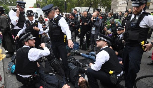 Kosz Londonban - autkhoz lncolt emberek, akciba lpett a rendrsg - hatalmas tntets kezddtt 