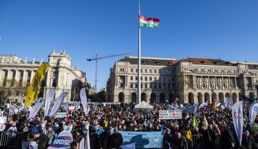 Bremelsrt s a munkaterhek cskkentsrt tntettek a pedaggusok Budapesten 