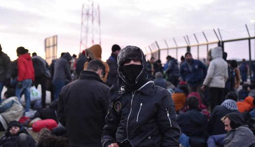 Menekltek szzai vrjk Tompnl, hogy megnyissk nekik a hatrt