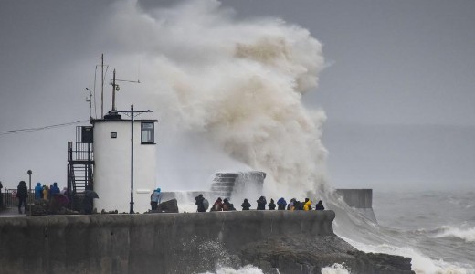 Kzelg vihar: A Dennis mr javban fenyegeti Eurpt - fotkon a htborzongat ciklon