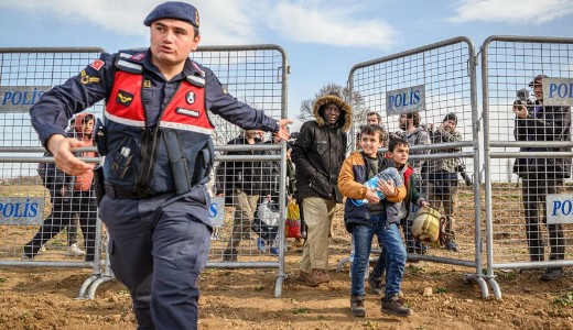 A katasztrfa bortkolhat: ezer rohamrendrt kldenek a trkk a grg hatrra, hogy vissza ne menjenek a menekltek