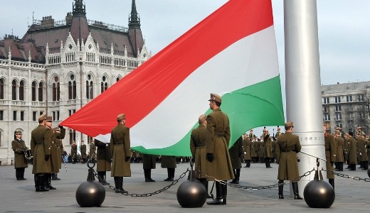 nneplyes zszlfelvons a budapesti Kossuth tren