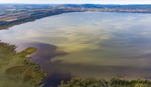 Nagyon nagy a baj a Balatonon, vdelmi kszltsget rendeltek el