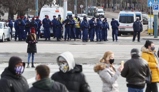 Kifulladt a htfre tervezett tmeges nyits, de mr szervezdik a lzads a vendgltsoknl