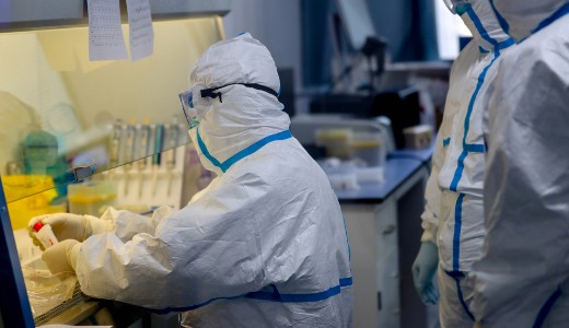 Amerikai pénzből finanszírozták a koronavírus fertőzőbbé tételét