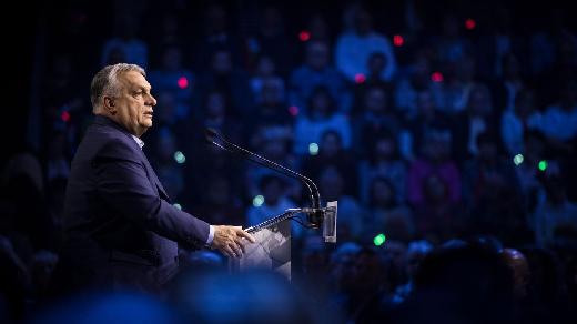 Orb�n Viktor az �v�rt�kel�n: Ha hagyjuk, hogy a Tisza–Br�sszel–nagyt�ke koal�ci� korm�nyra ker�lj�n, ki fogj�k zsebelni a csal�dokat