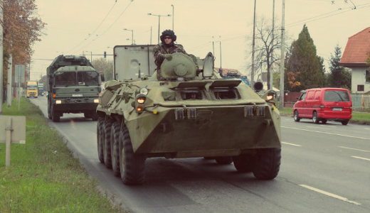 jra katonai konvojok vonulnak Magyarorszgon